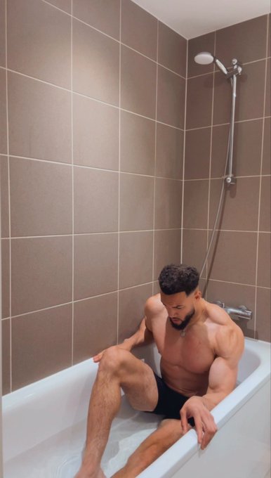 Chris : Le Titan. 1m95 de Muscle, Virilité XXL & Discrétion Absolue.